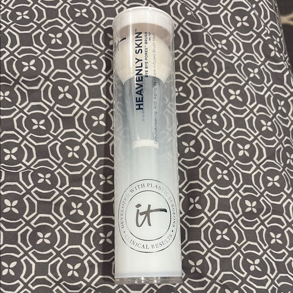 IT Cosmetics Heavenly Skin Brush - White